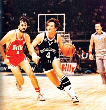 Stagione 1980/81: una foto relativa all'incontro di campionato BIlly-Synudine, con Caglieris in possesso di palla pressato da D'Antoni.